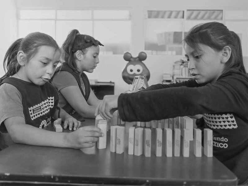 Niñas trabajando juntas en el centro productivo
