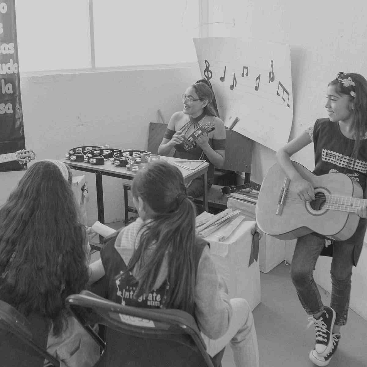 Niñas y niños en clase de arte y música