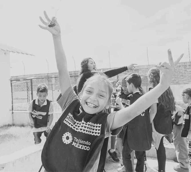 Niñas y niños sonriendo durante una actividad de la fundación
