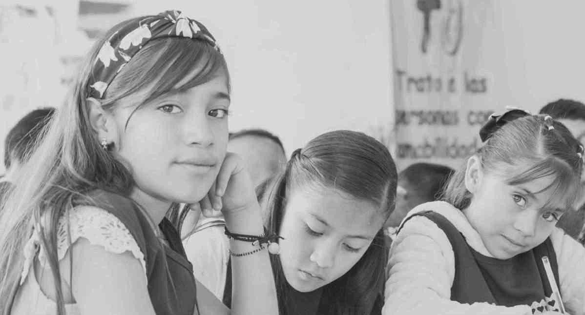 Niñas y niños estudiando